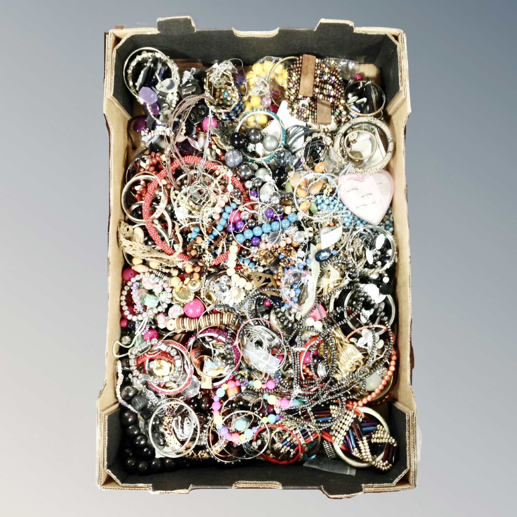 A tray of costume jewellery