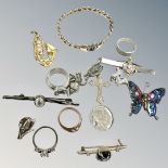 A small quantity of costume jewellery