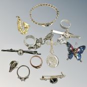 A small quantity of costume jewellery