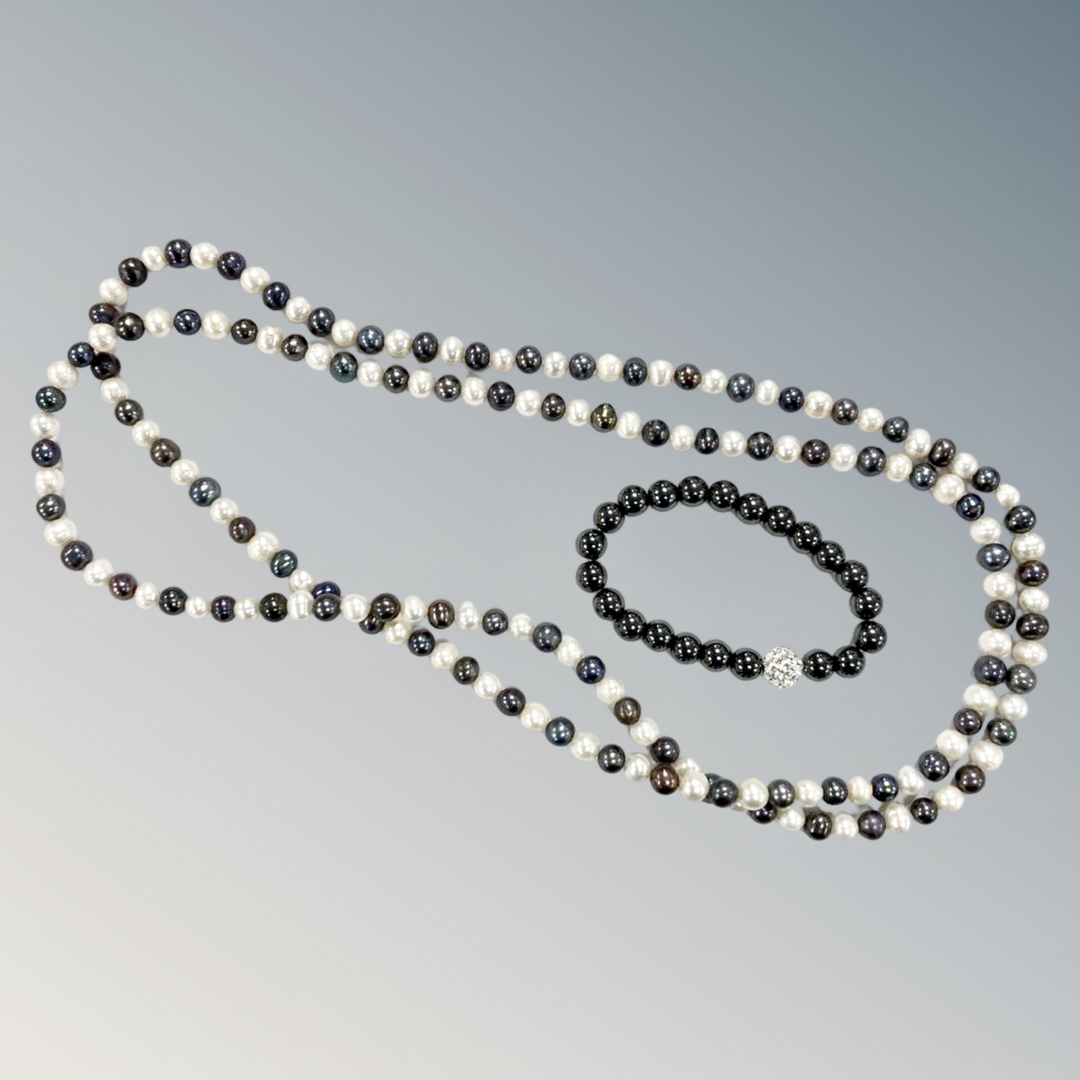 A three-tone cultured pearl necklace, length 114 cm approximately,