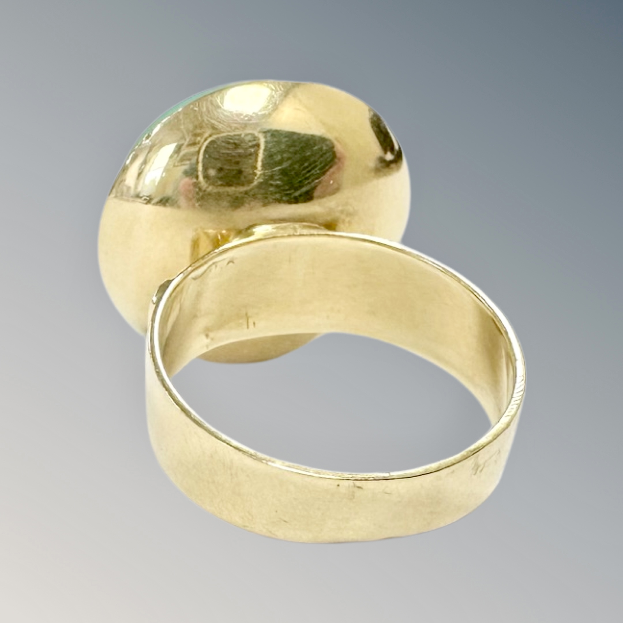 A chrysoprase cabochon ring set in 18ct yellow gold, size L CONDITION REPORT: 8. - Image 2 of 2