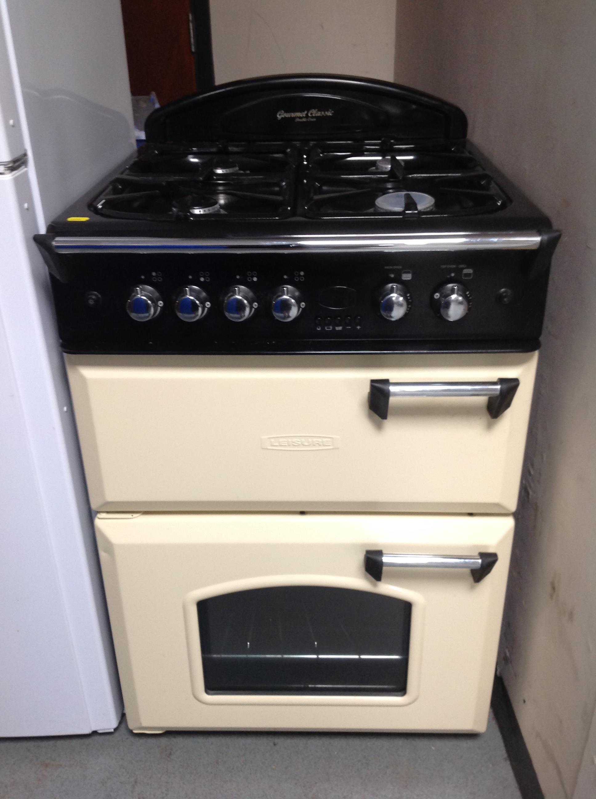 A Leisure Gormet classic four burner double gas oven