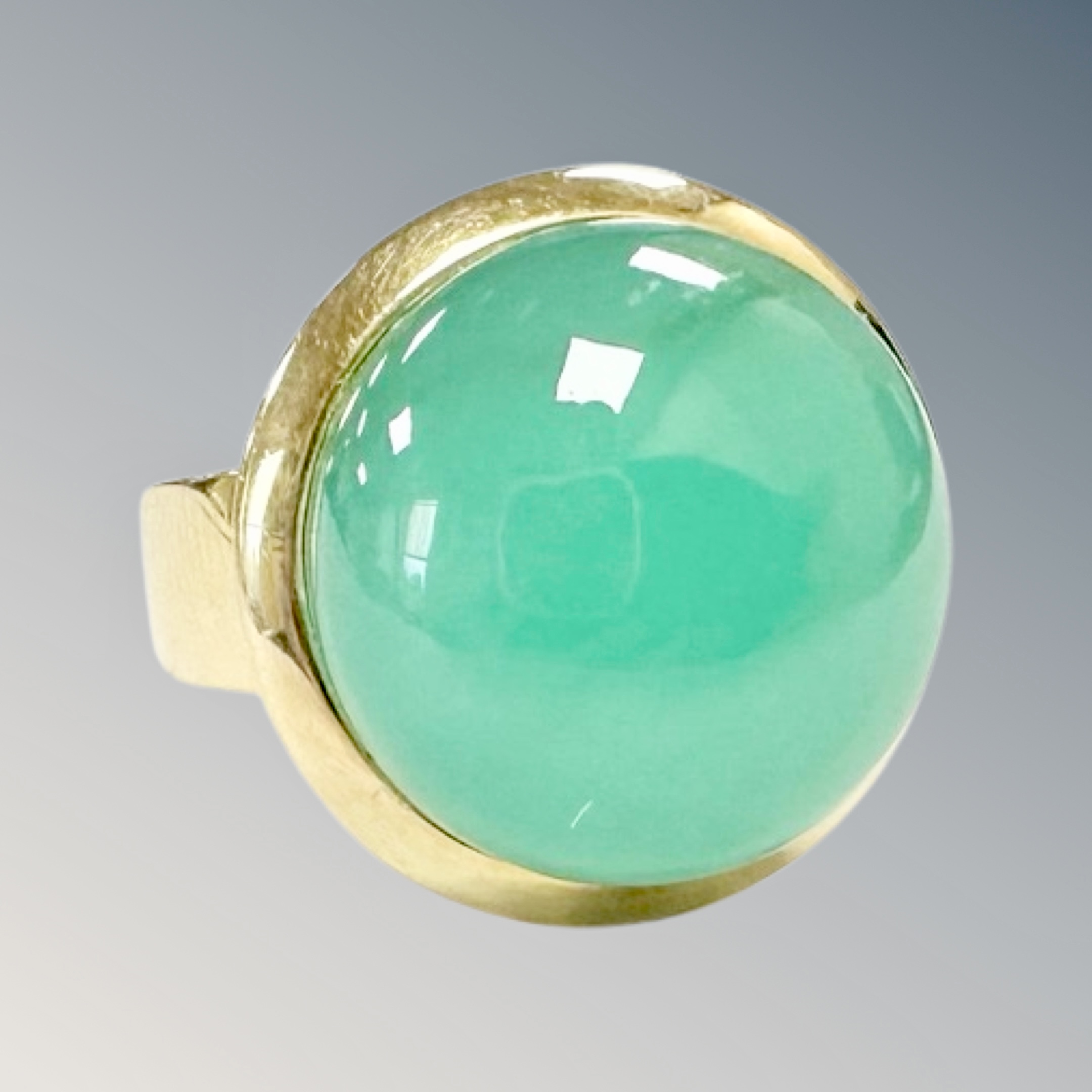 A chrysoprase cabochon ring set in 18ct yellow gold, size L CONDITION REPORT: 8.