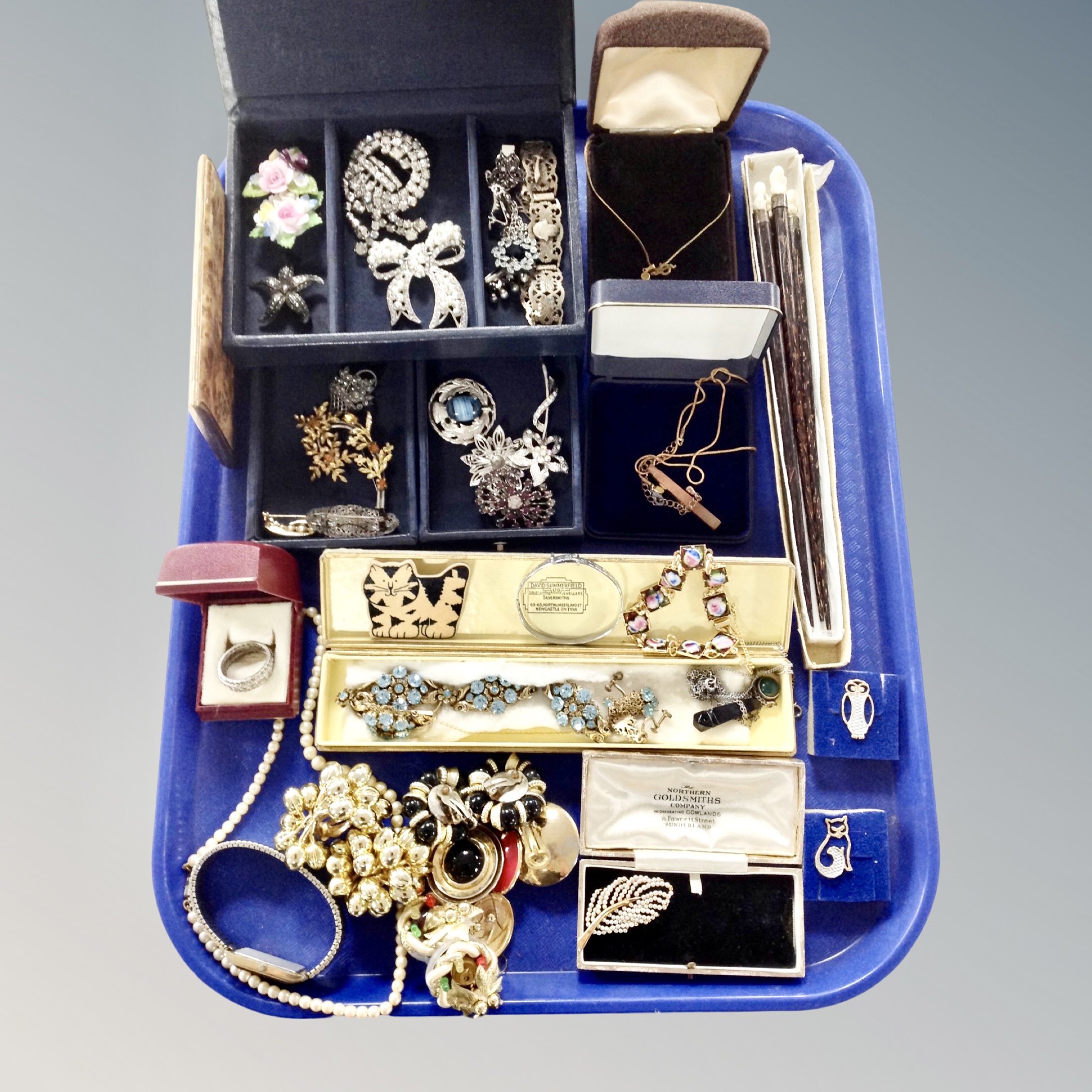 A tray of a quantity of vintage and later costume jewellery, Scottish and filigree metal brooches,