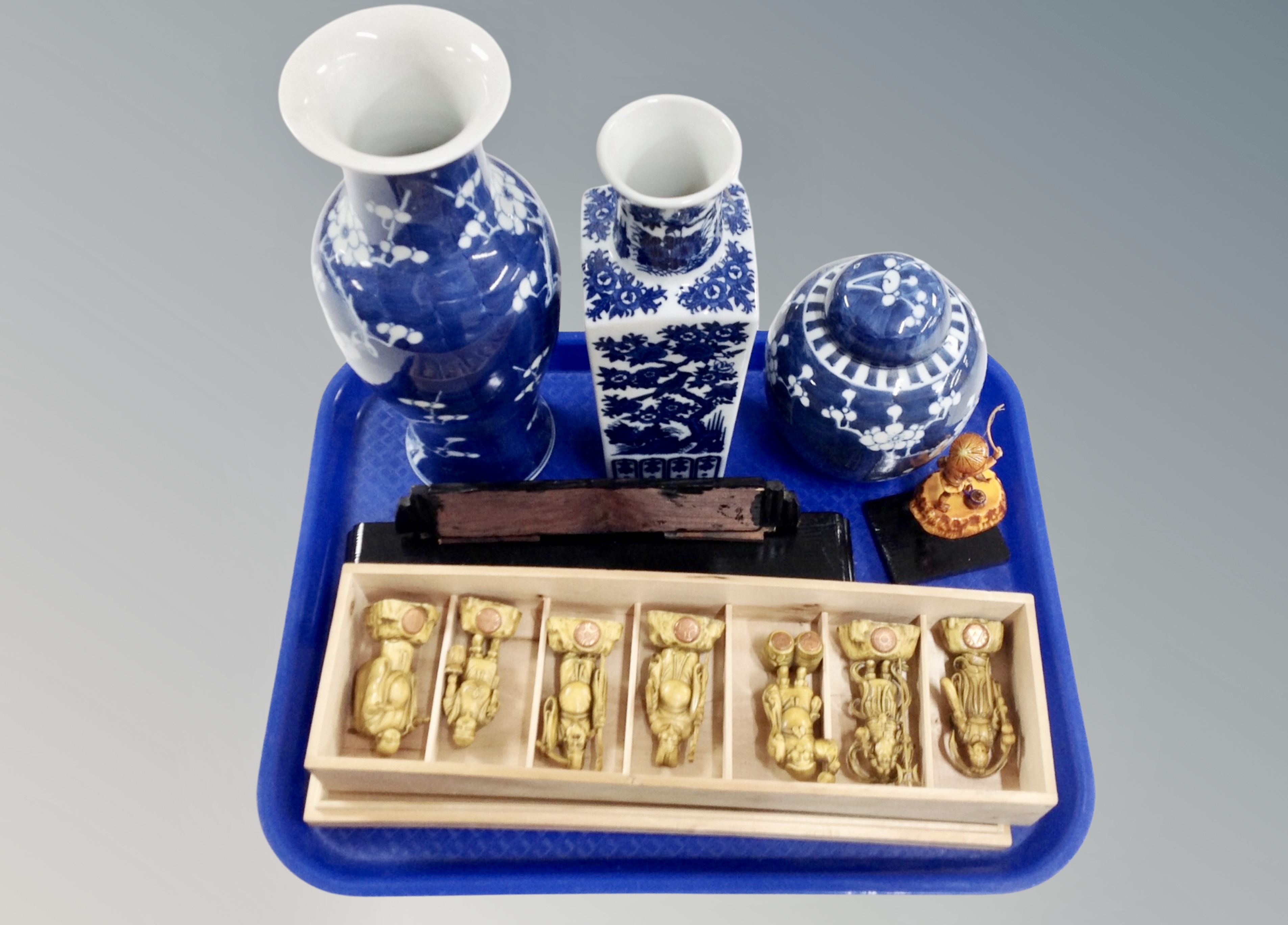 A tray of Chinese blue and white vases,