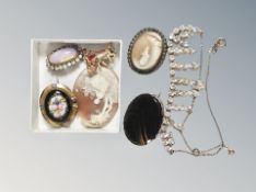 A small quantity of vintage jewellery including cameos,