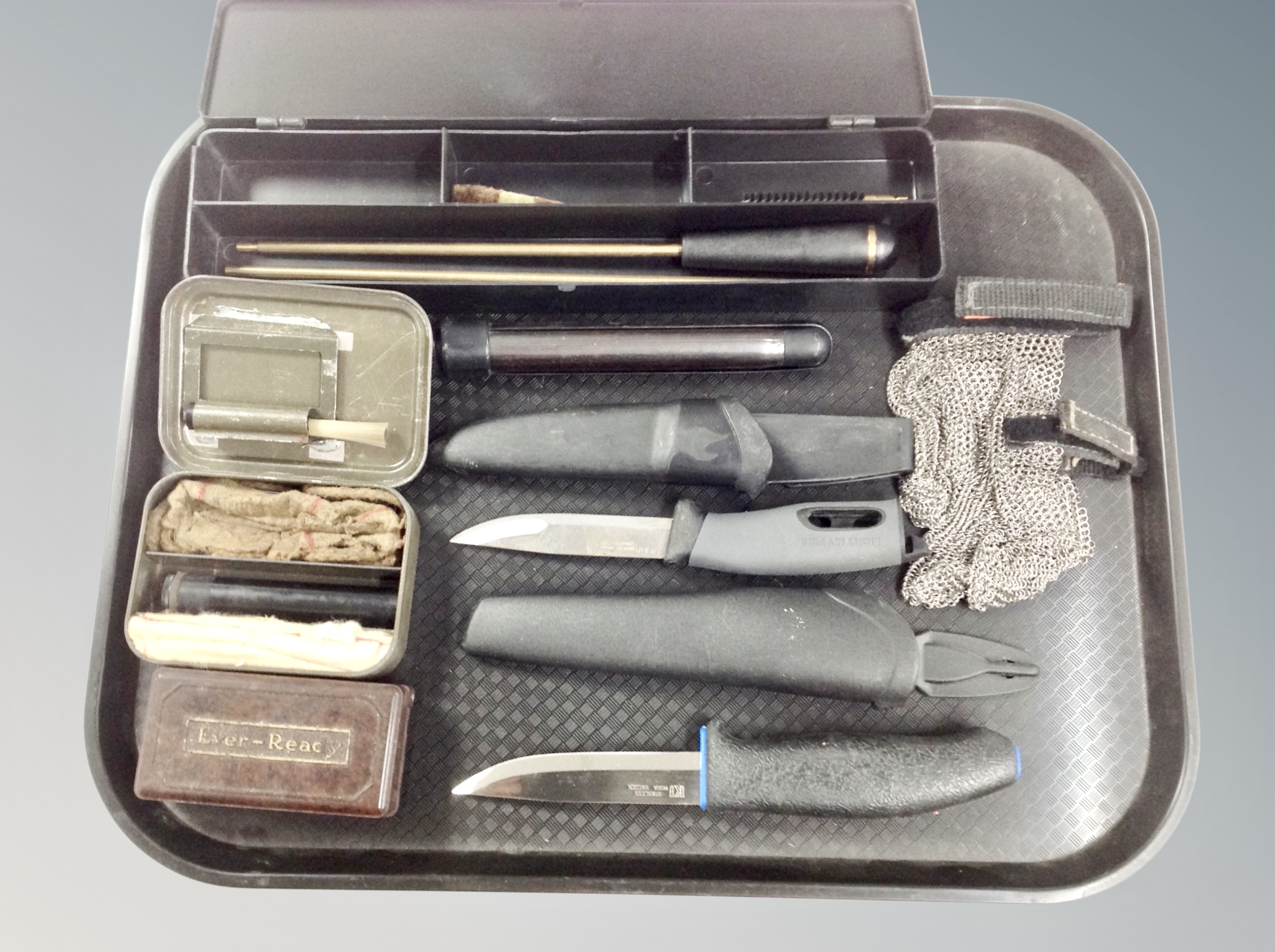 A tray containing diving knives, Ever-Ready razor in Bakelite box, gun cleaning rod etc.