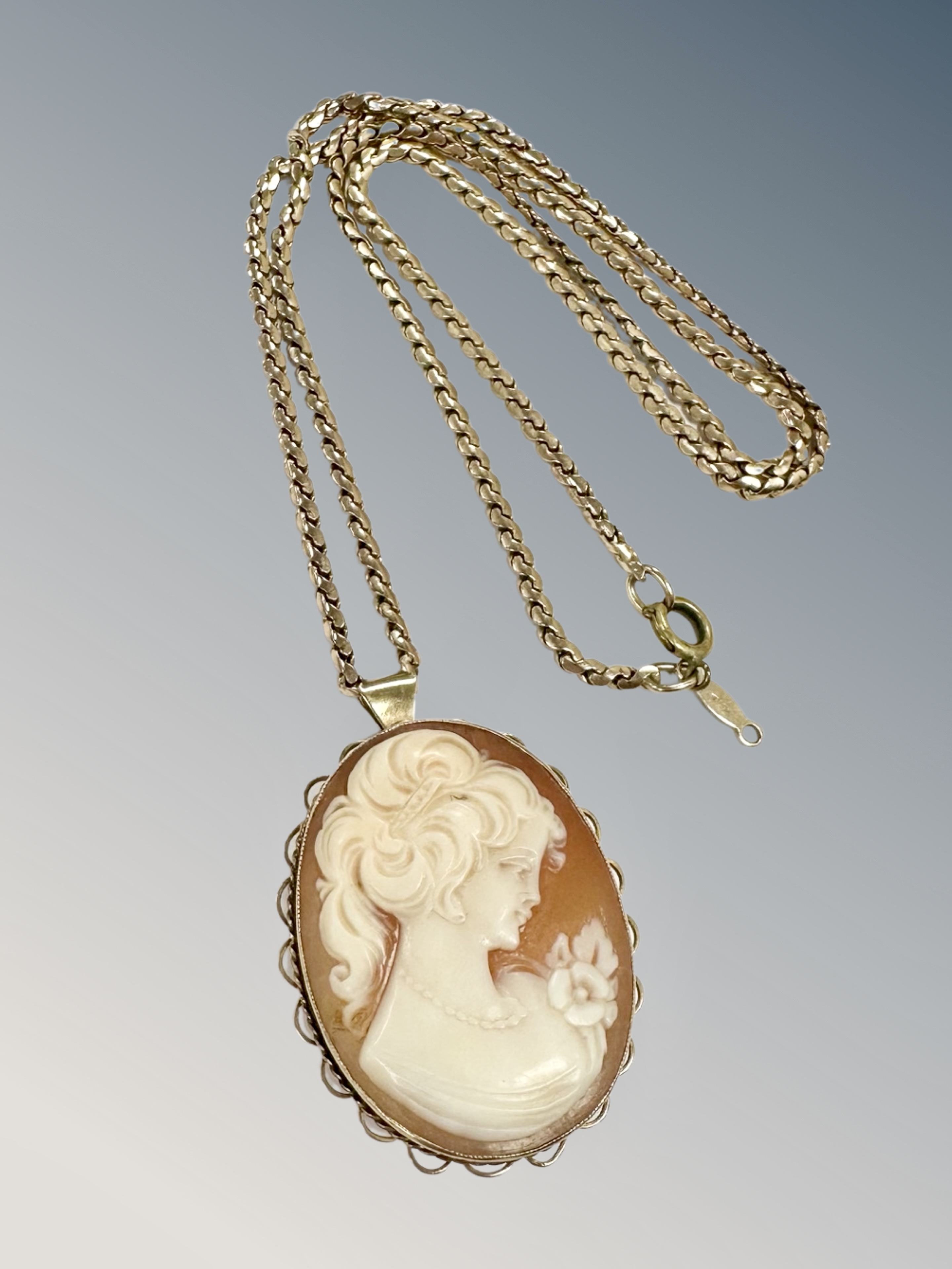 9ct gold cameo pendant on chain CONDITION REPORT: 18.3g gross.