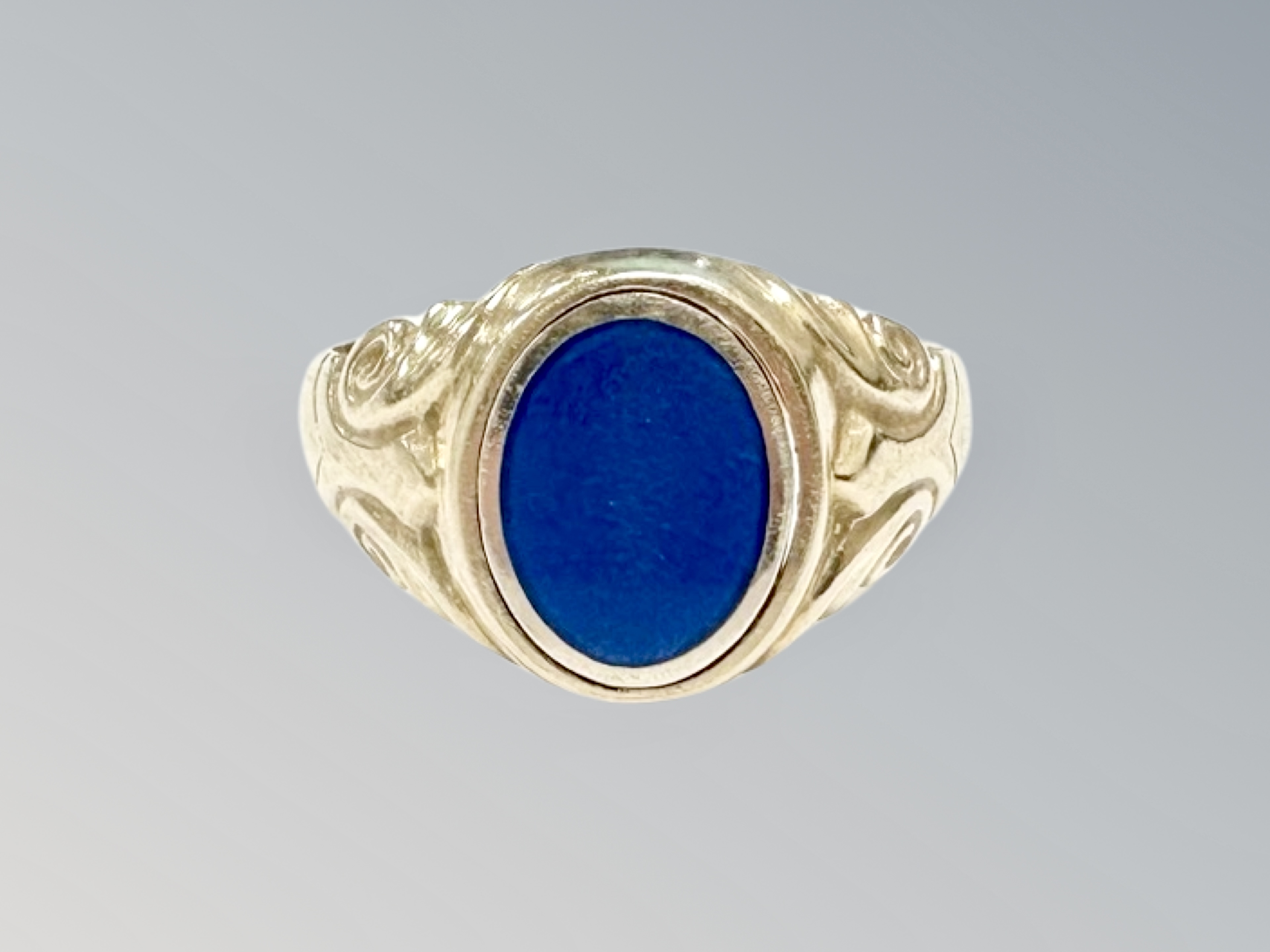 A gent's 9ct gold lapis lazuli signet ring, size U CONDITION REPORT: 5.
