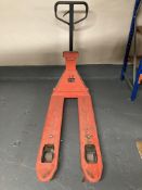 A Linde 2000kg digital weighing pallet truck