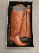 A pair of Duo boots : brown leather, size 38,