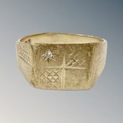 A gent's 9ct signet ring (misshapen)