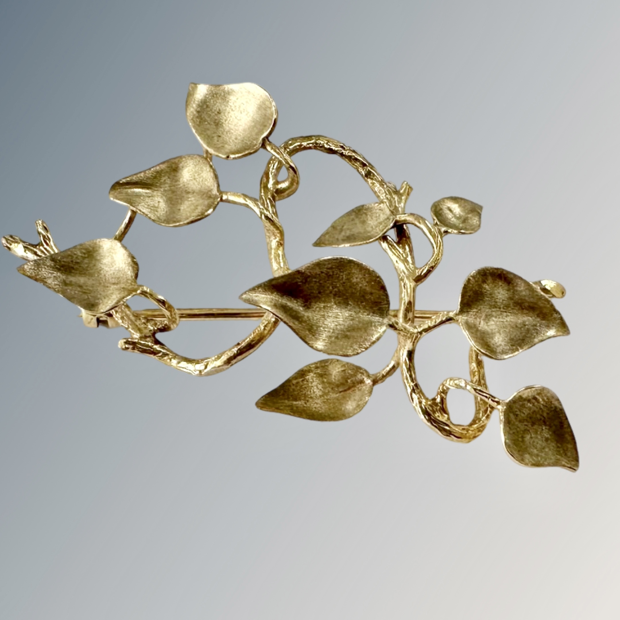 A 9ct gold floral brooch, length 5cm CONDITION REPORT: 4.