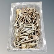 A tub of large quantity of antique and vintage keys