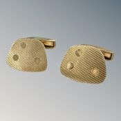 A pair of 9ct gold cuff links CONDITION REPORT: 8.