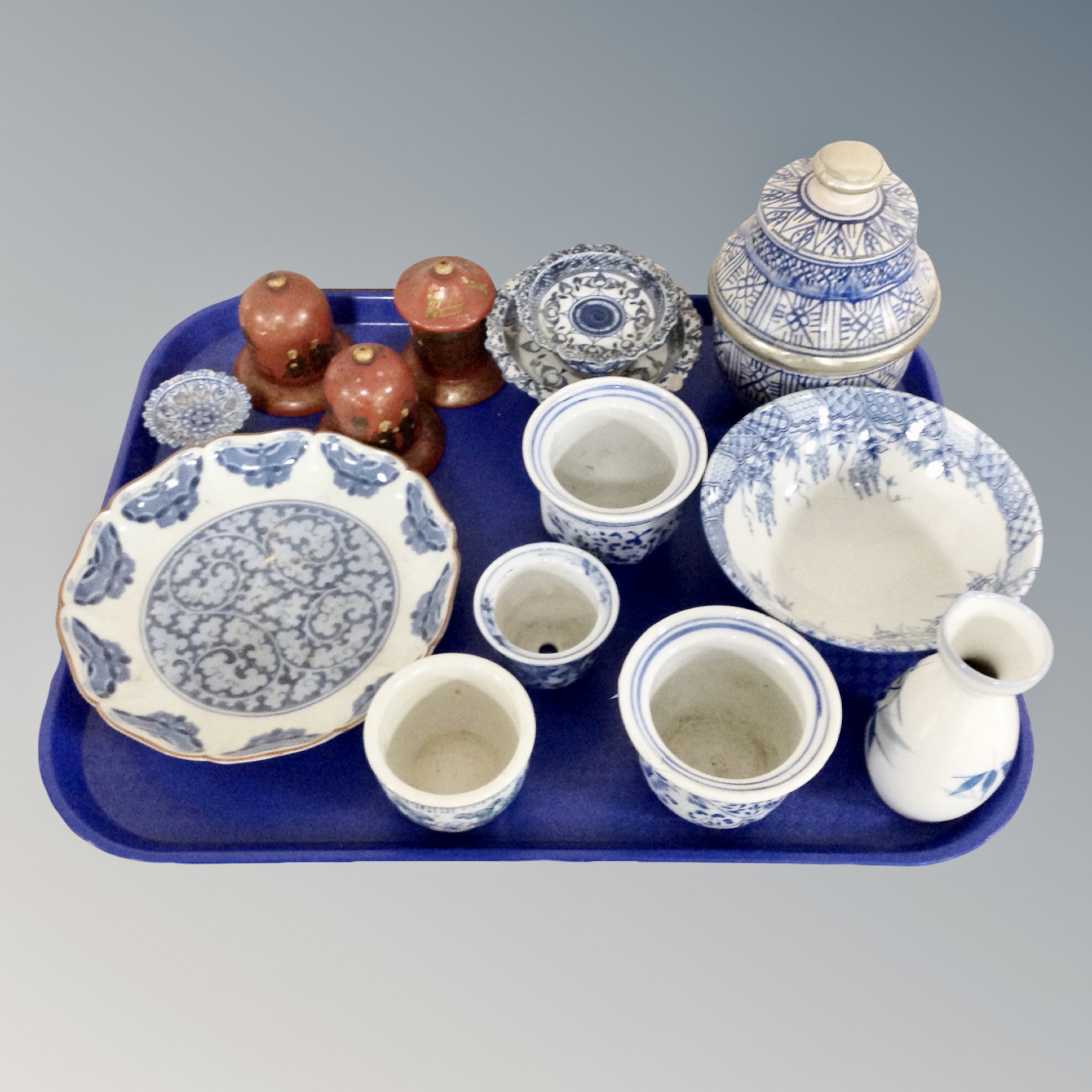 A tray of Chinese blue and white porcelain bowls and vases, set of three red lacquer lidded pots.