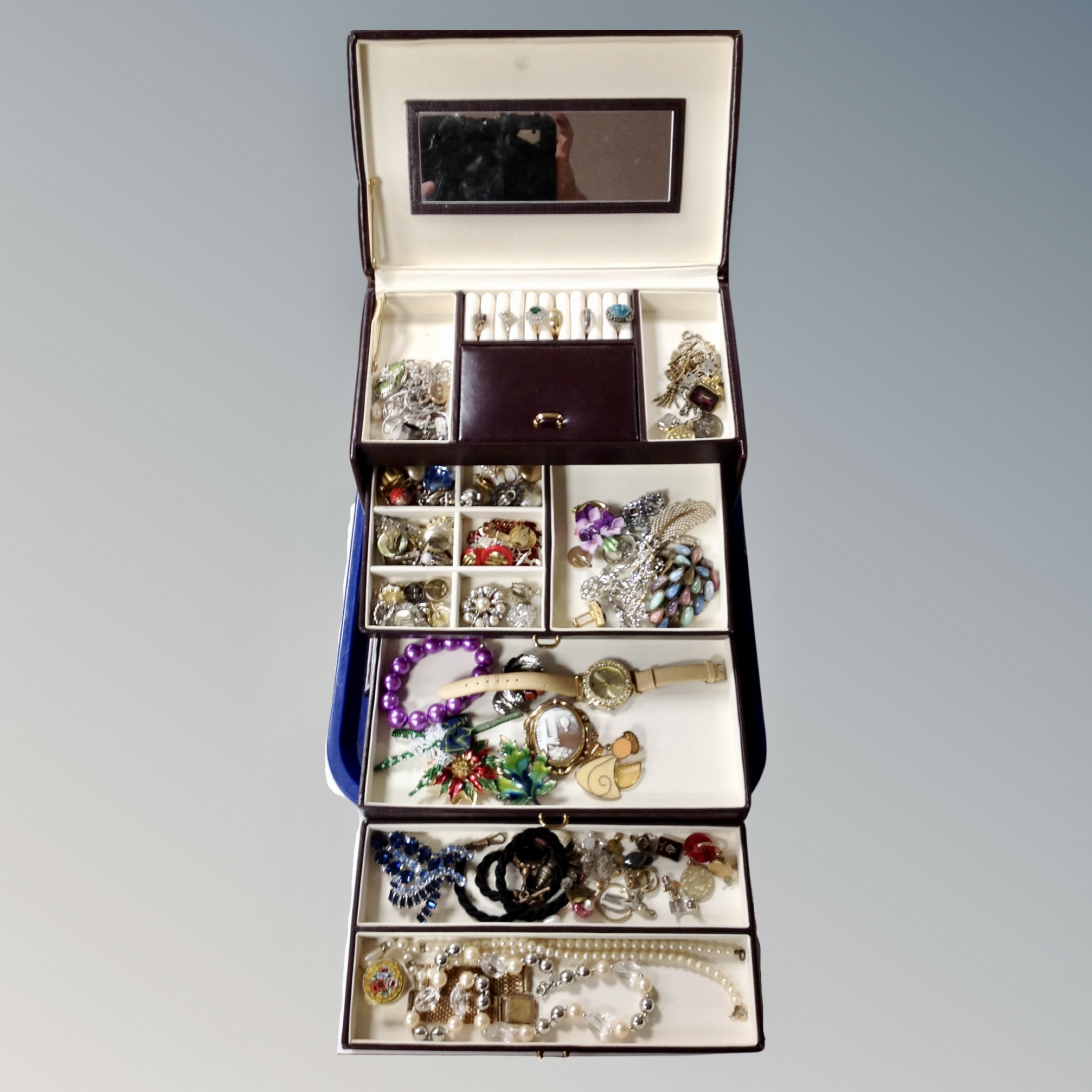 A leather jewellery box fitted with drawers containing a large quantity of vintage and later
