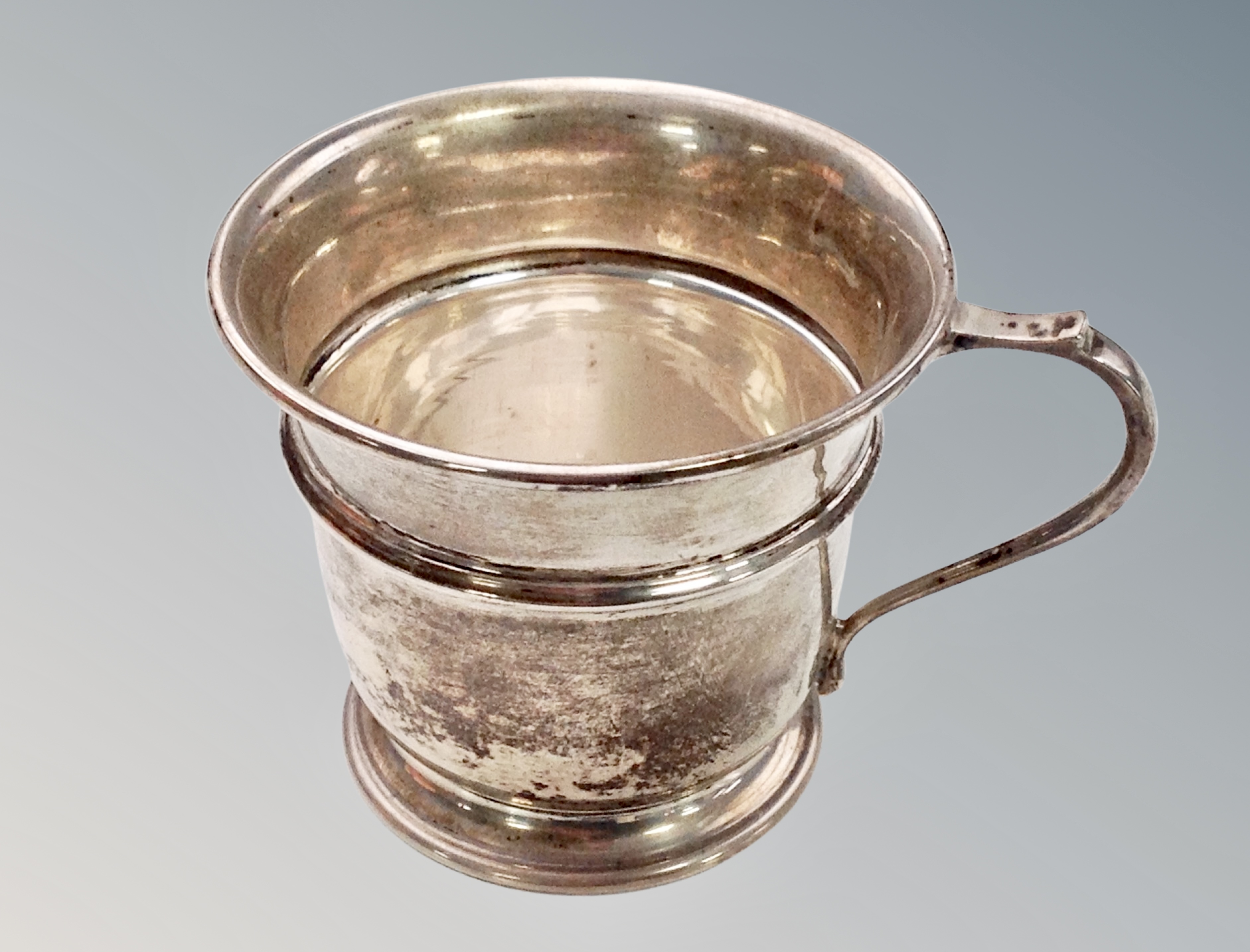 A small silver mug, Birmingham marks, height 6 cm CONDITION REPORT: 64.