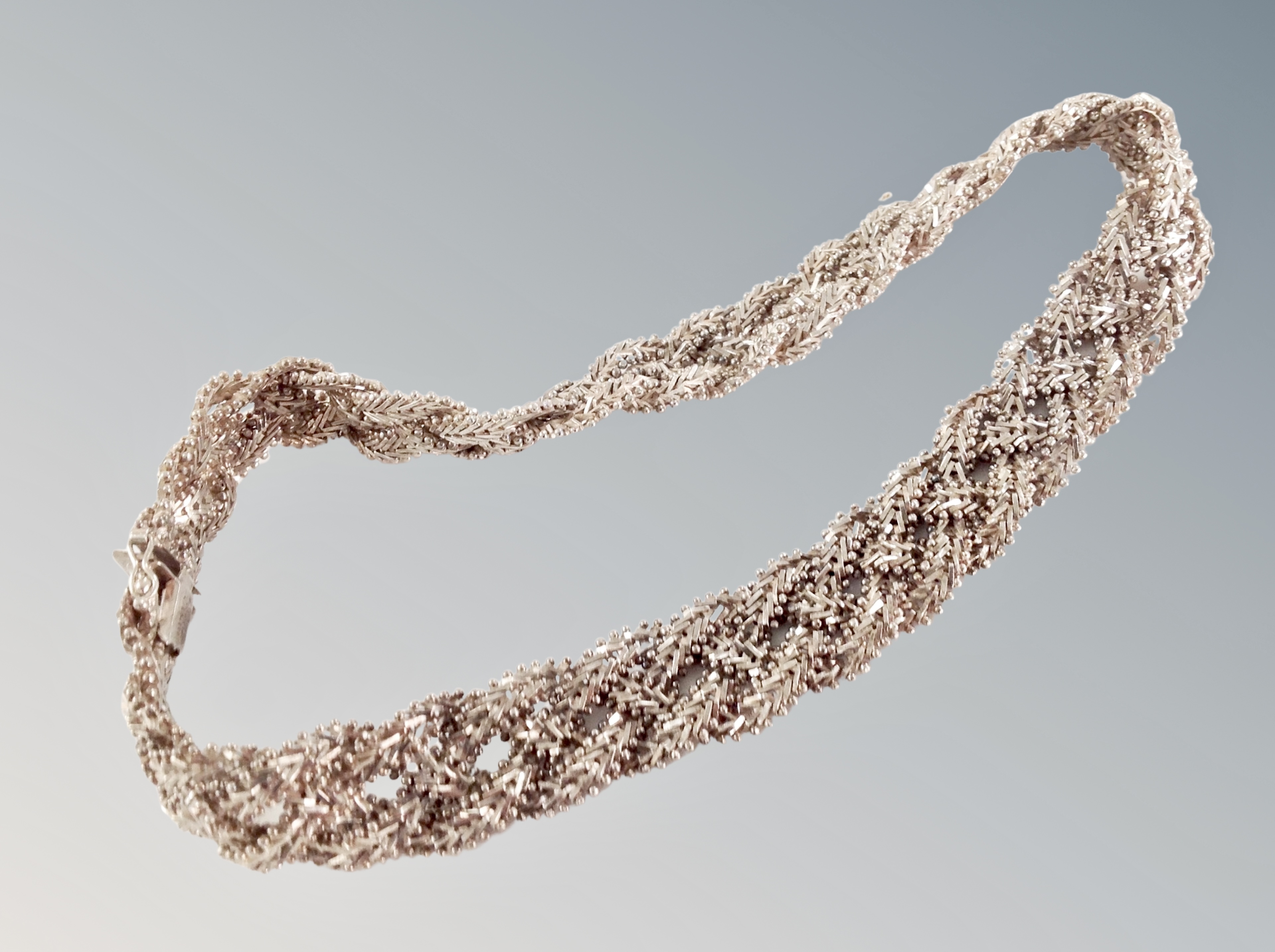 A silver collar 135g.