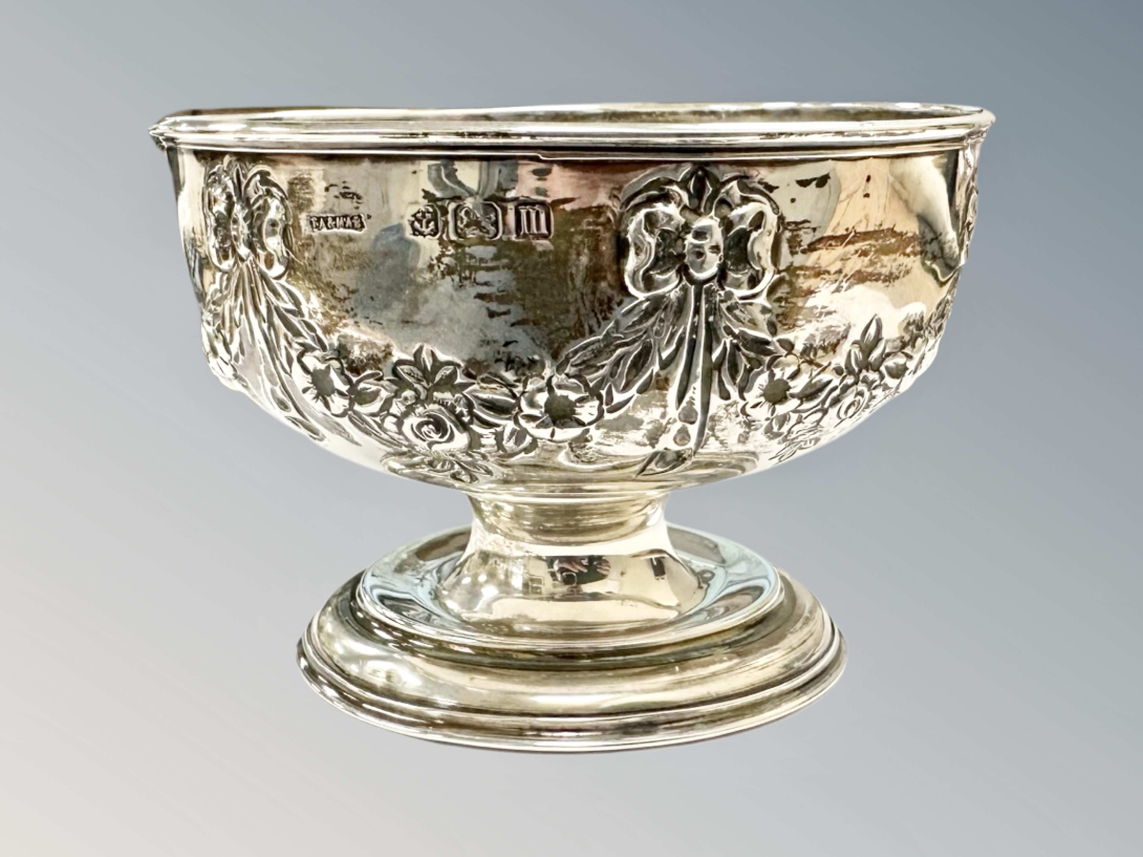 A silver pedestal bowl, Birmingham marks, height 6.5cm CONDITION REPORT: 53.