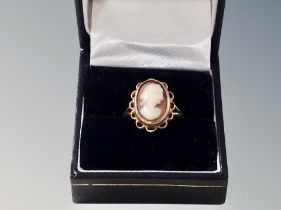 A 9ct gold cameo ring