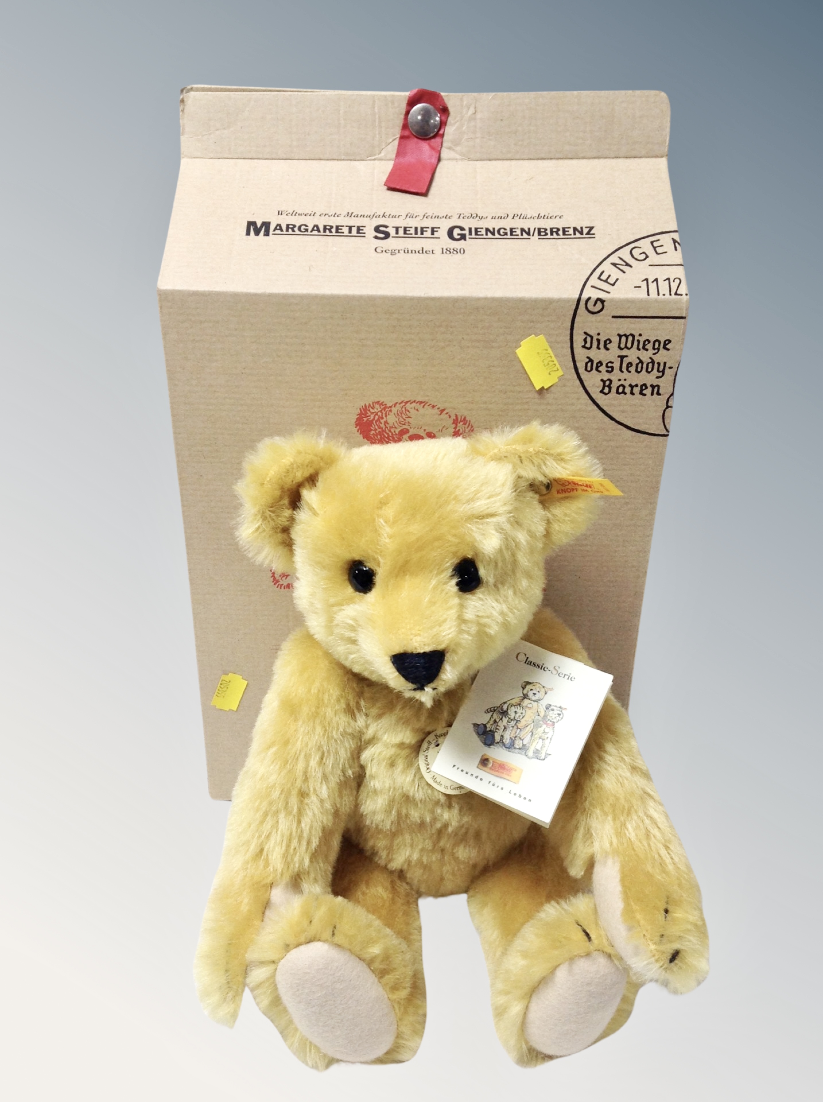 A Steiff 1909 Classic series teddy bear in box with tag