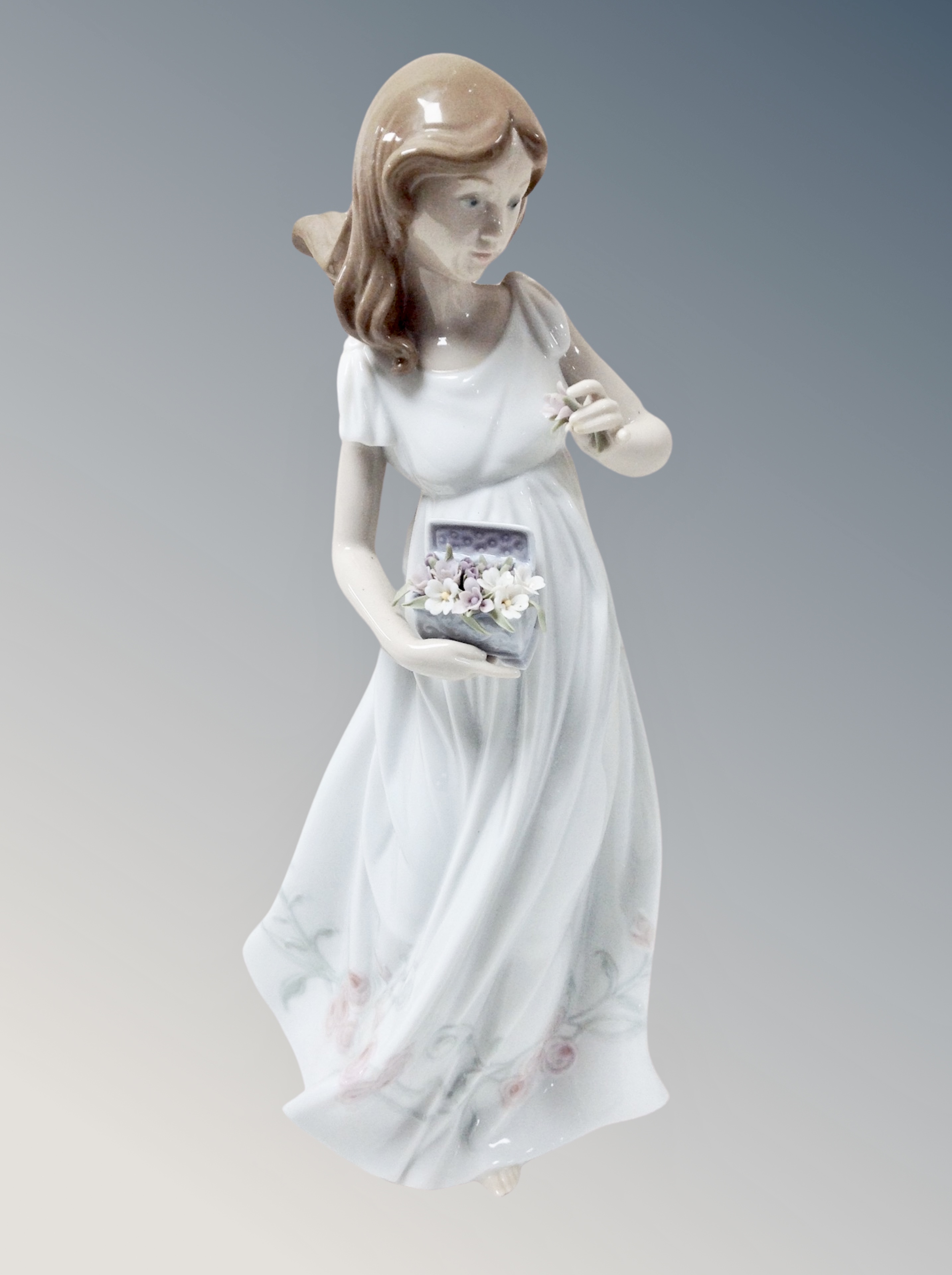A Lladro figure of a girl 6912
