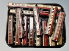 A tray of sixteen Hornby 00 coaches