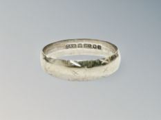 An 18ct white gold band ring,