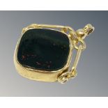 An antique 18ct gold agate fob, Chester 1908.