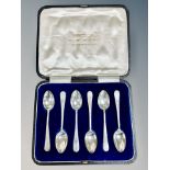 A set of six silver teaspoons, Sheffield 1908, 52g.
