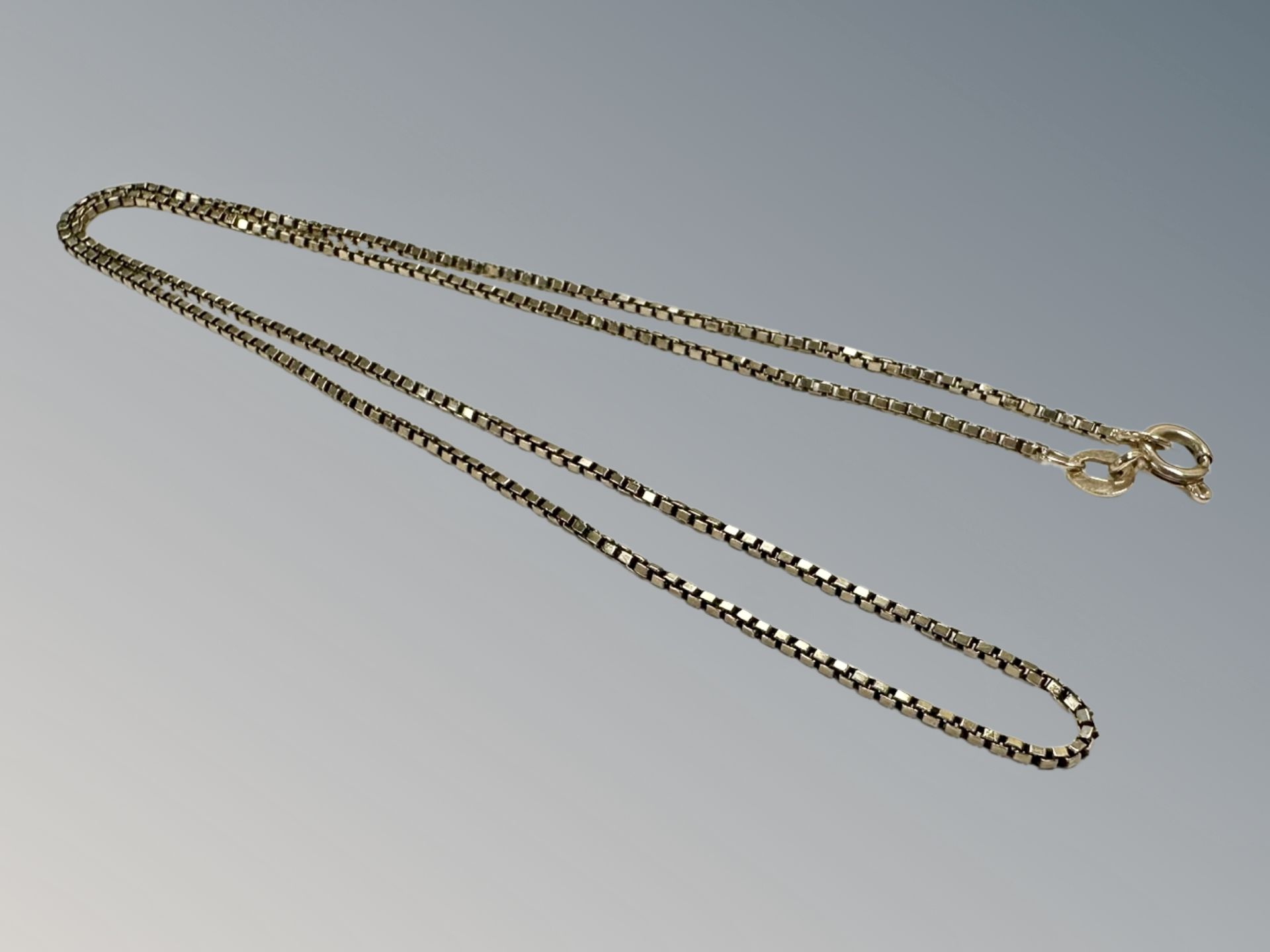 A 9ct yellow gold necklace, length 41 cm. CONDITION REPORT: 3.5g.
