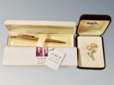 A pearl brooch and pen