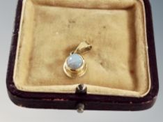 An 18ct gold opal pendant