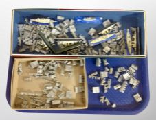 A tray of die cast metal miniatures including soldiers on horseback,