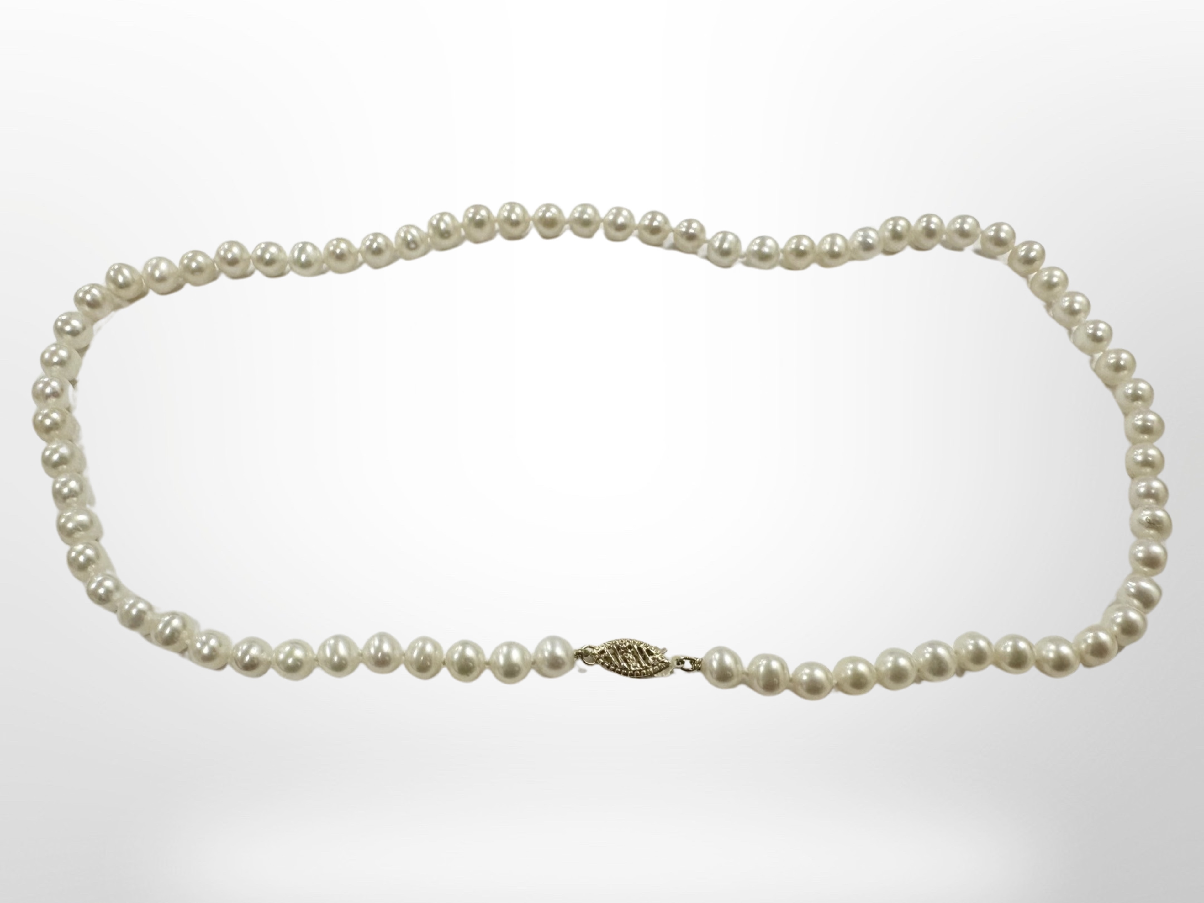 A cultured pearl necklace on 9ct yellow gold clasp, length 44 cm.