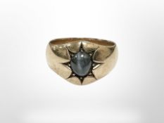 A yellow gold ring set with a dark chrysoberyl 'cat's eye', size Q.
