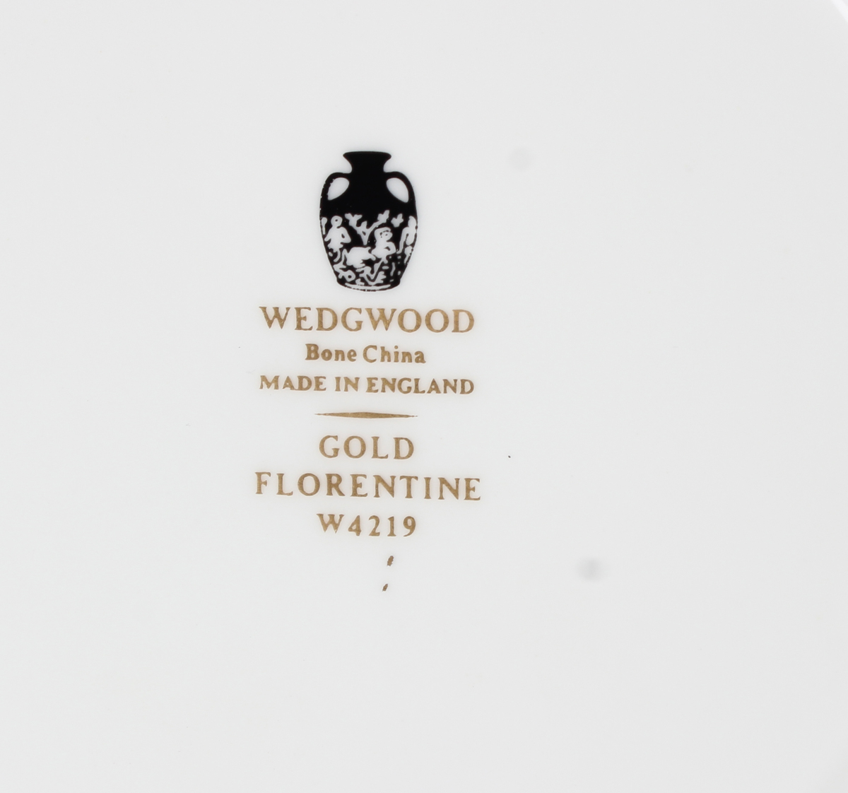 A Wedgwood Gold Florentine pattern part service, comprising ten dinner plates, diameter 27.3cm, nine - Image 2 of 4