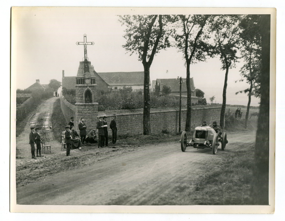 MOTOR RACING. A collection of 30 black and white photographs of 1913-1914 motor races, 17cm x 21. - Image 3 of 8