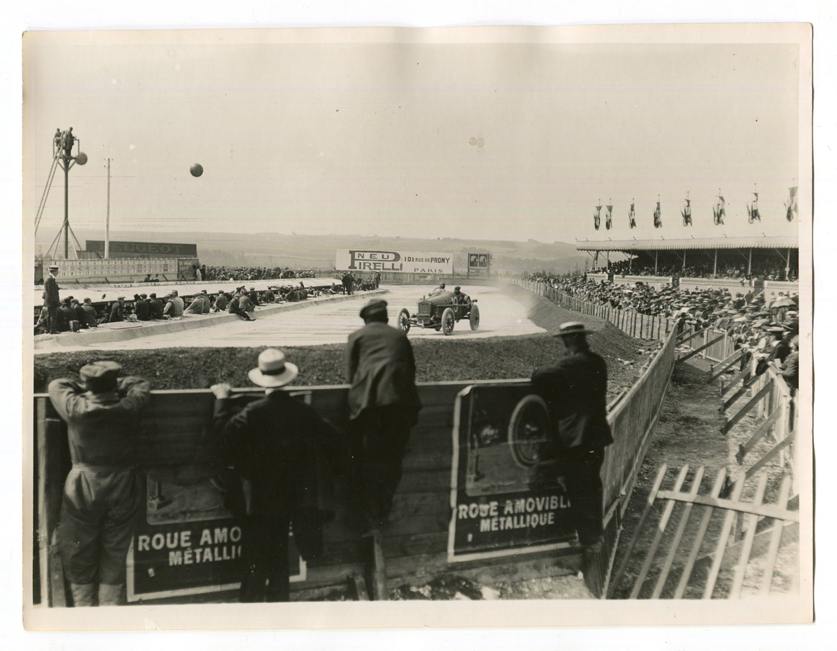 MOTOR RACING. A collection of 30 black and white photographs of 1913-1914 motor races, 17cm x 21. - Image 7 of 8