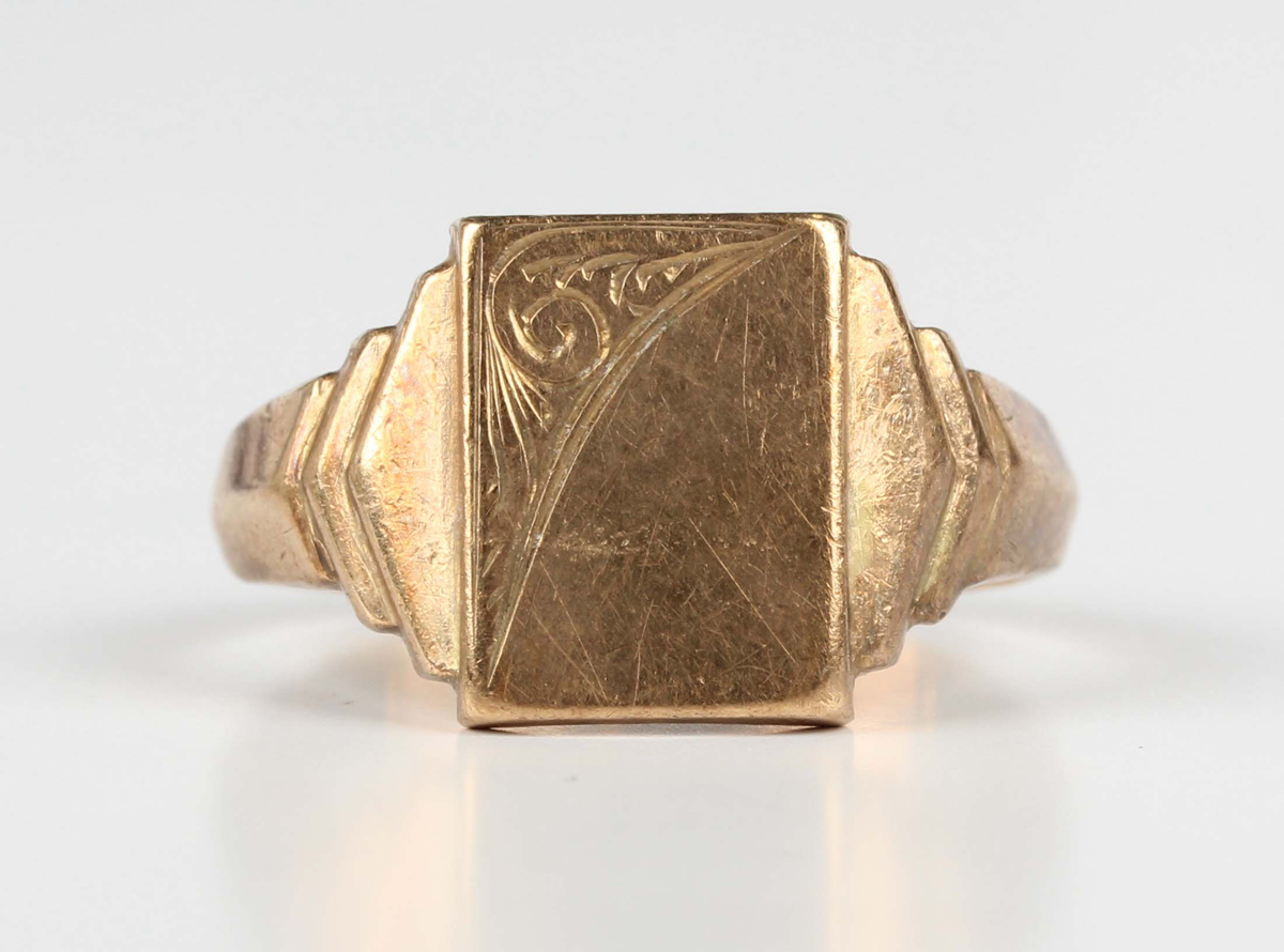 A 9ct gold rectangular signet style ring with stepped shoulders, Birmingham 1971, weight 5.2g, - Image 5 of 5