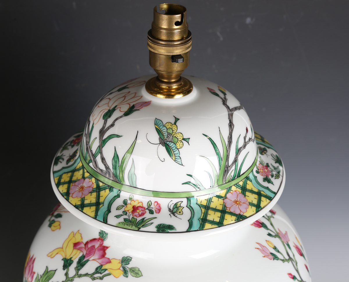 A pair of late 20th century French porcelain table lamps, decorated in the Chinese style, the - Image 3 of 4