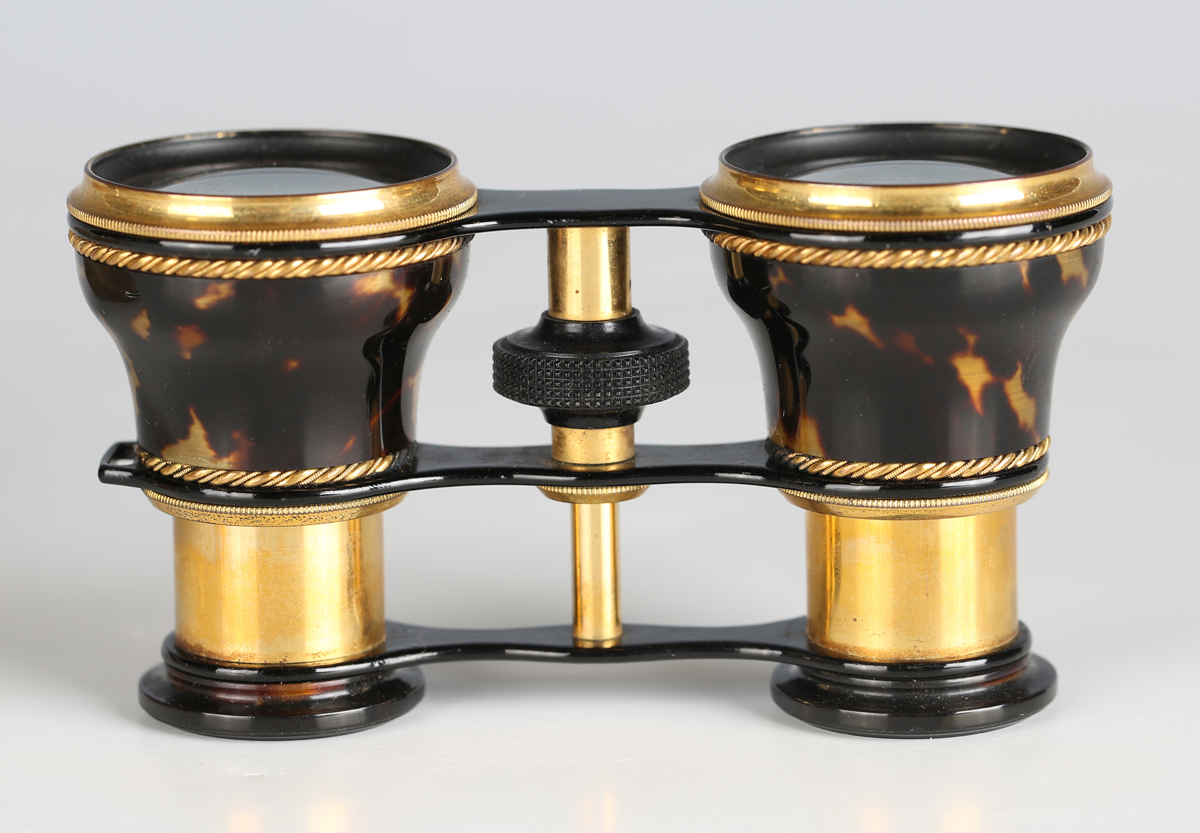 A pair of late 19th/early 20th century Continental tortoiseshell and gilt metal opera glasses, the - Image 7 of 7