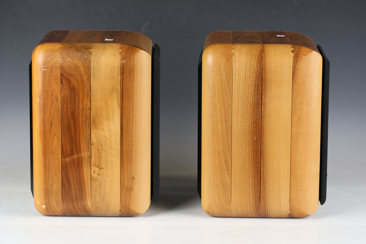 A pair of Italian Sonus Faber Electa speakers within shaped wooden casings, height 37cm, width 26cm. - Image 10 of 12