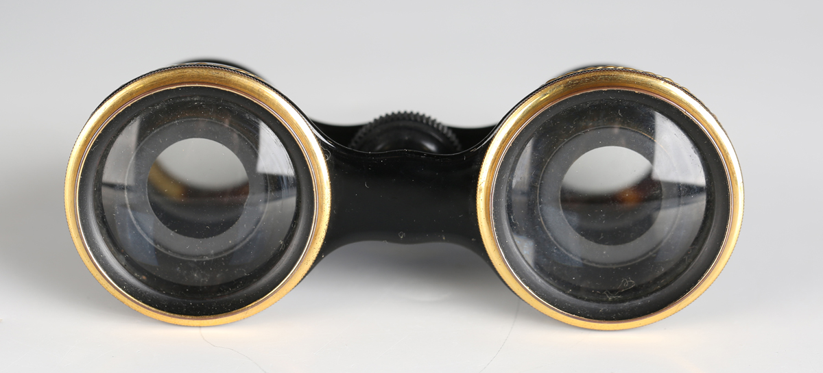 A pair of late 19th/early 20th century Continental tortoiseshell and gilt metal opera glasses, the - Image 3 of 7