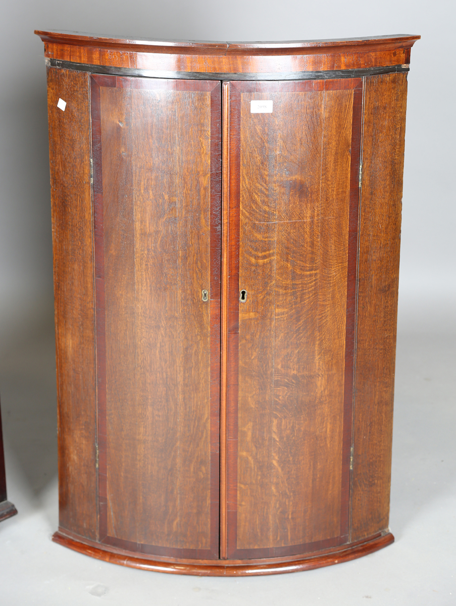 A George III oak hanging bowfront corner cabinet with mahogany crossbanded doors, height 101cm, - Image 4 of 4