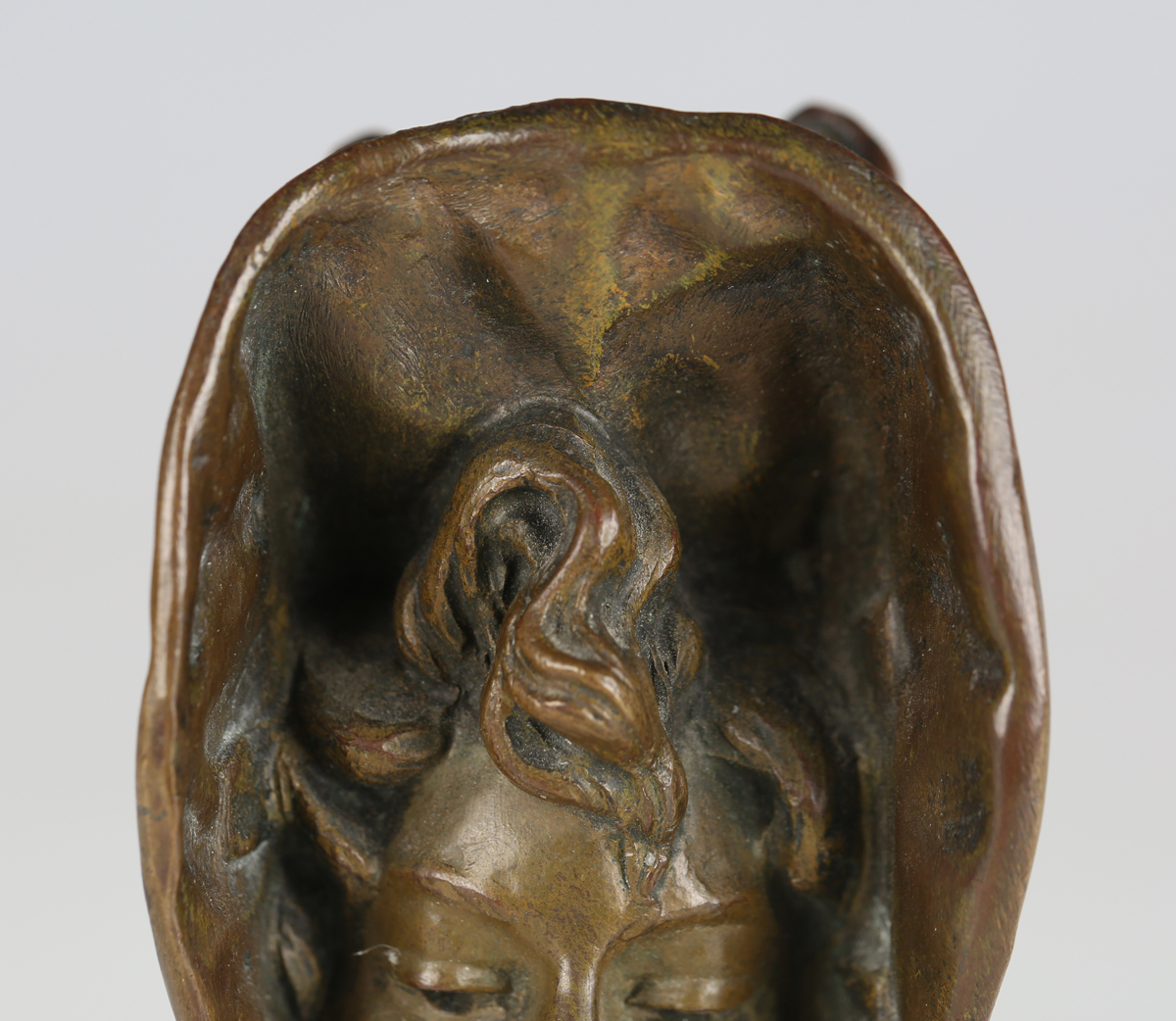 Emanuel Villanis - 'Mlle Lange', a late 19th/early 20th century French patinated cast bronze head - Image 12 of 15