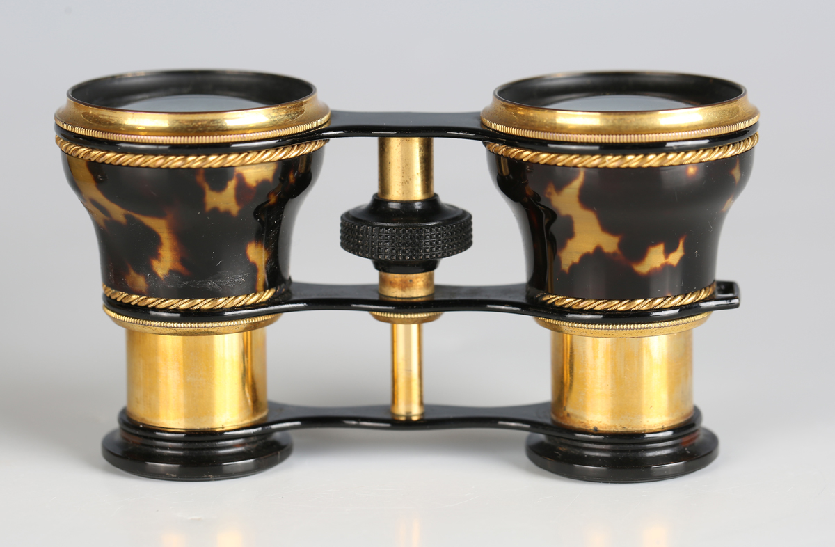A pair of late 19th/early 20th century Continental tortoiseshell and gilt metal opera glasses, the - Image 6 of 7