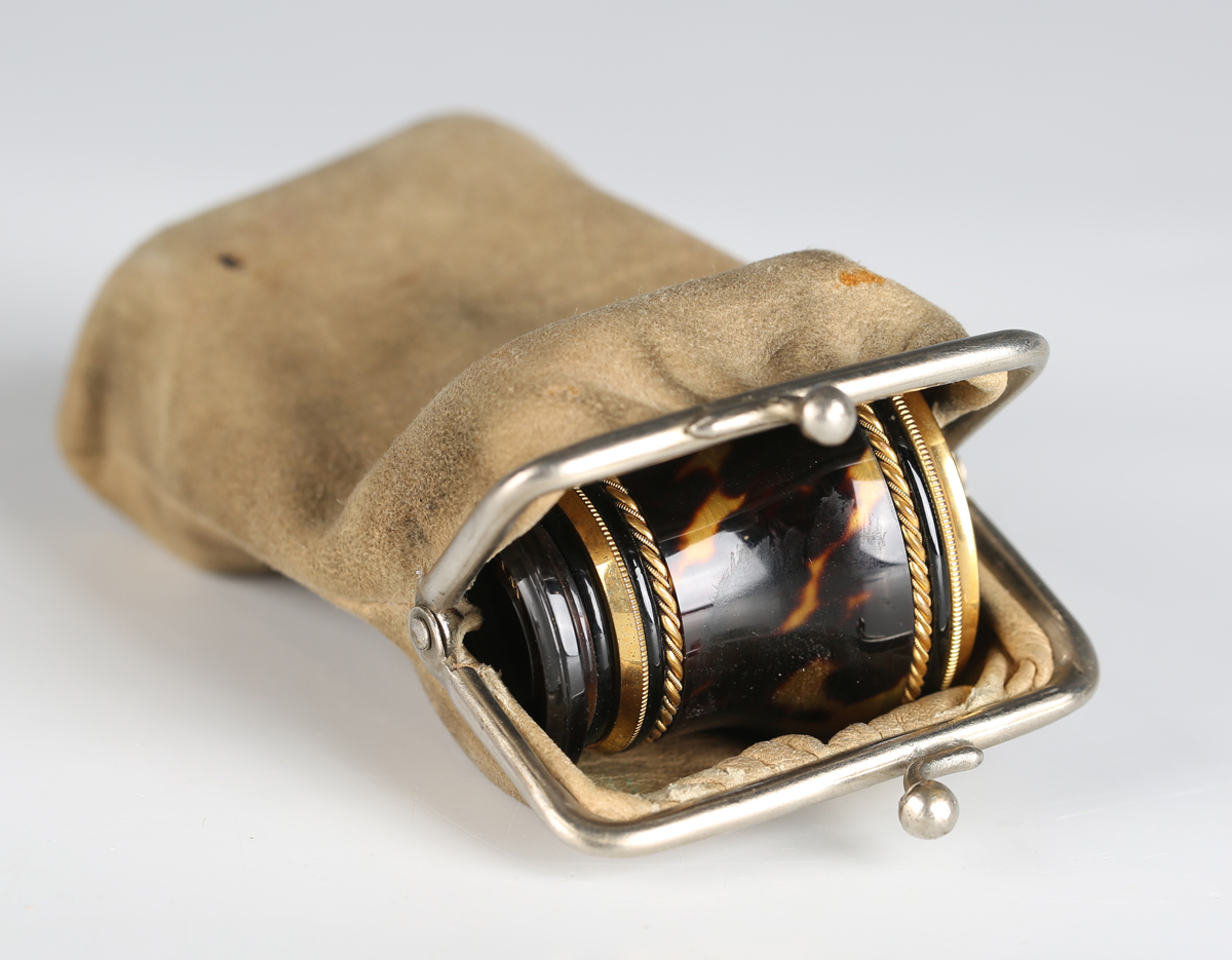 A pair of late 19th/early 20th century Continental tortoiseshell and gilt metal opera glasses, the - Image 2 of 7