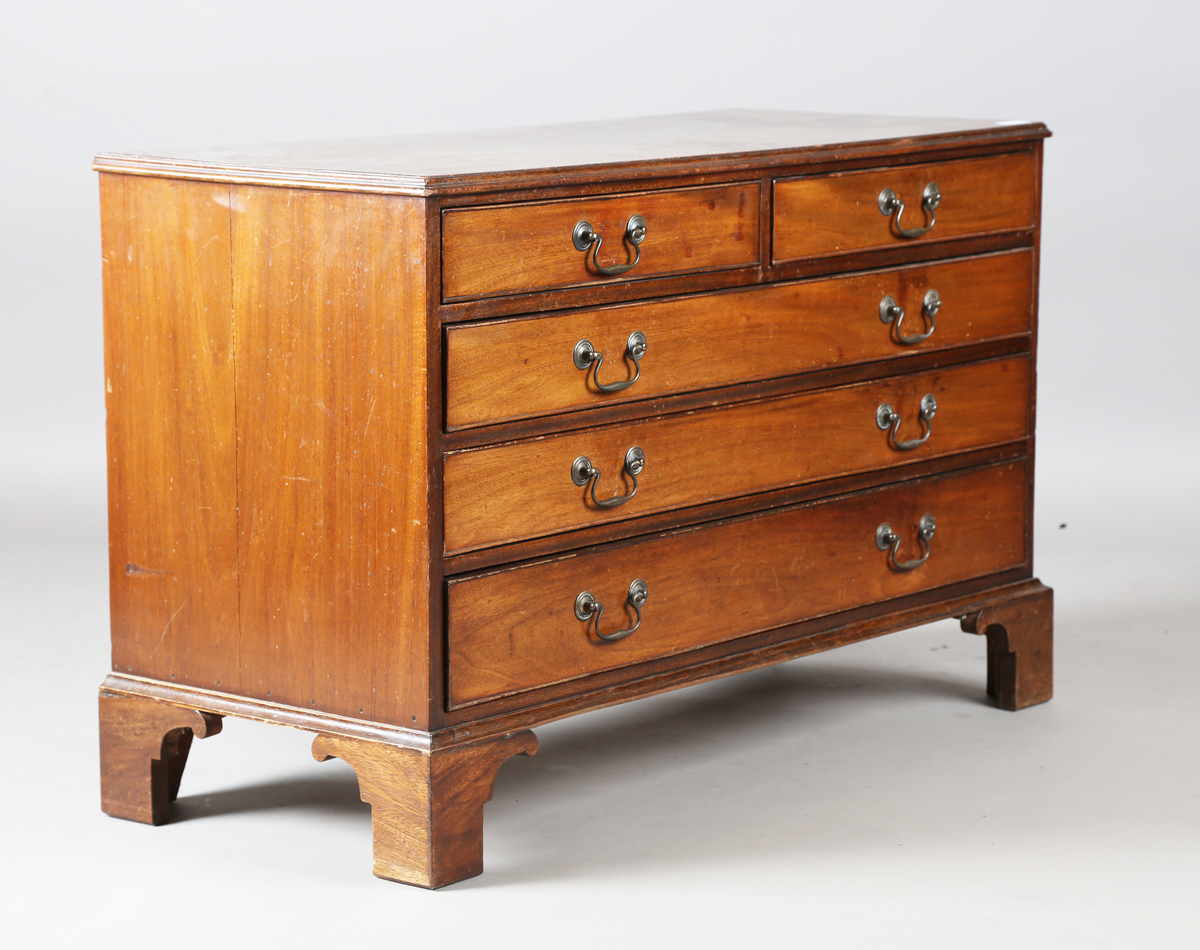 A 20th century George III style mahogany chest of oak-lined drawers, height 66cm, width 101cm, depth